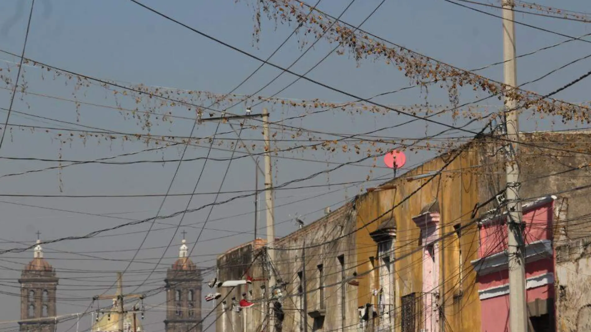 Cableado en desorden ensucia la imagen urbana de Puebla Capital 